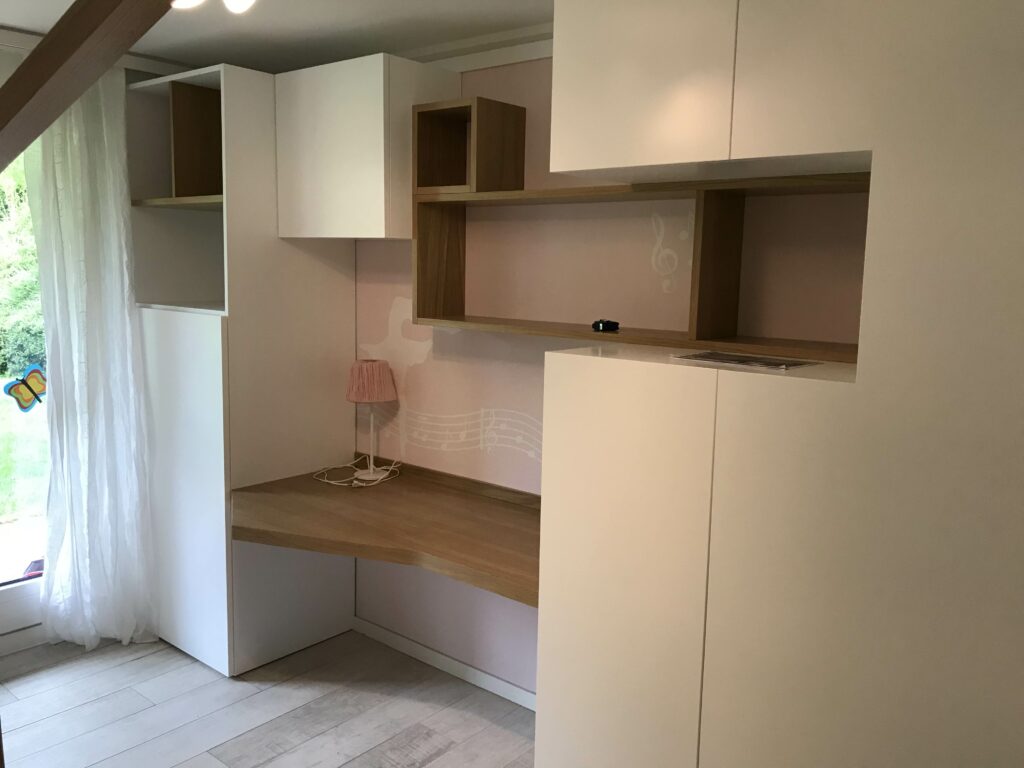 Armadio laccato bianco e rovere naturale con scrivania