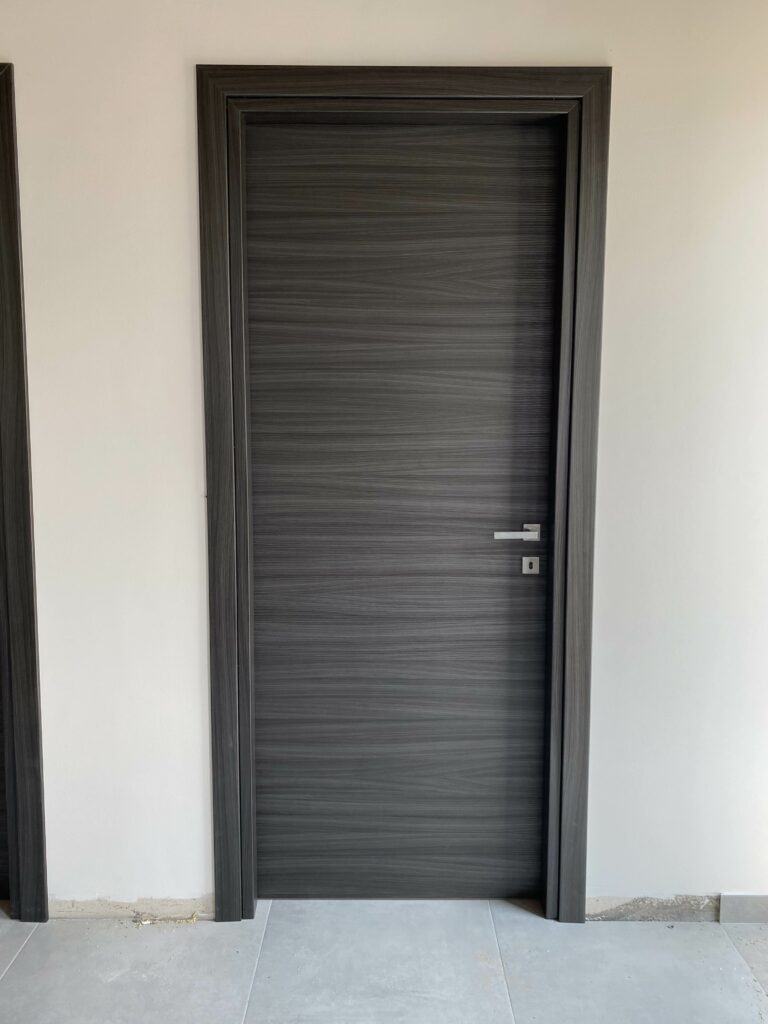 porta in laminato scuro