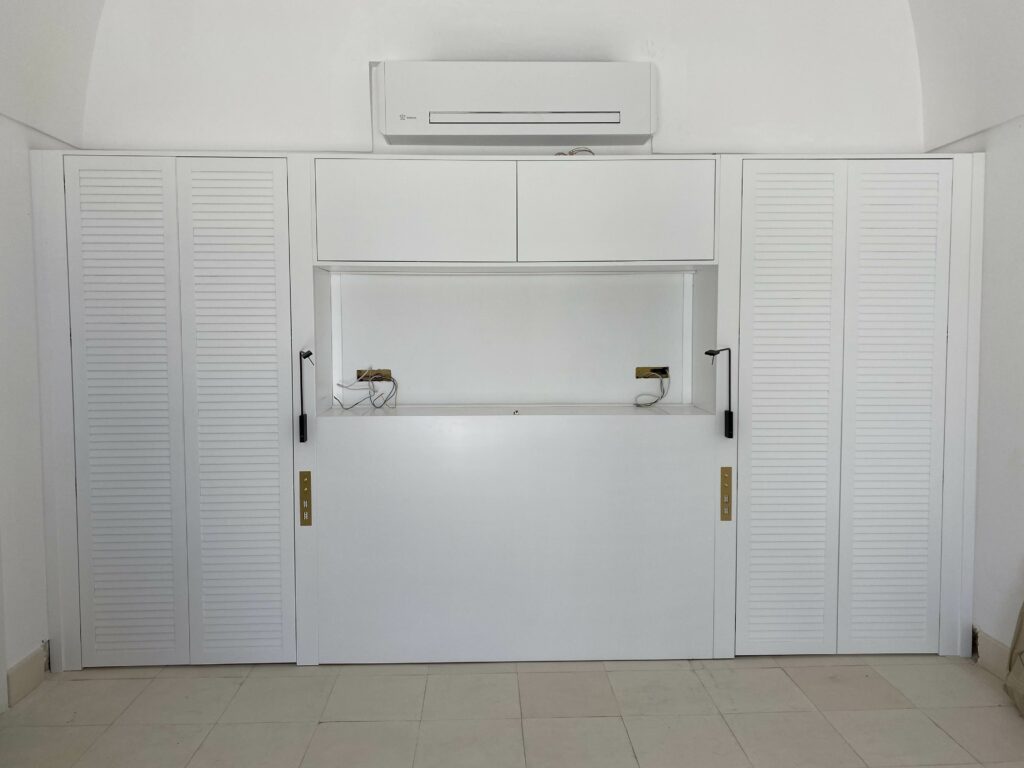 armadio laccato bianco con ante a persiana