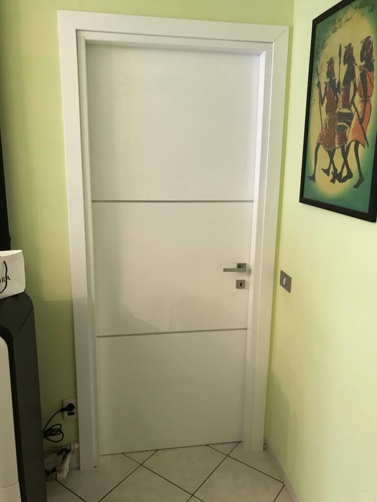 porta in frassino con inserti di alluminio